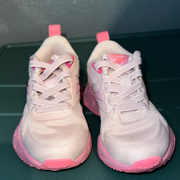 Reebok pink kids shoes - Picture 2 of 7